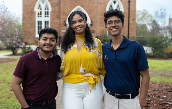 三名十大彩票网投平台荣誉学院的学生, from left, Suhas Patil, 凯特琳·里金斯和戴夫·梅塔, 最近排名第三, 在阿拉巴马科学学院会议的研究海报竞赛中获得第二名和第一名.